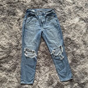 Women American Eagle Outfitters Light Blue Distressed Mom jean size 6